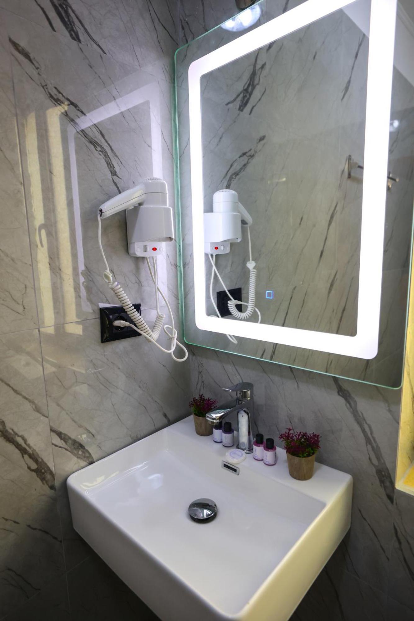 Vila Alizee Hotel 티라나 외부 사진