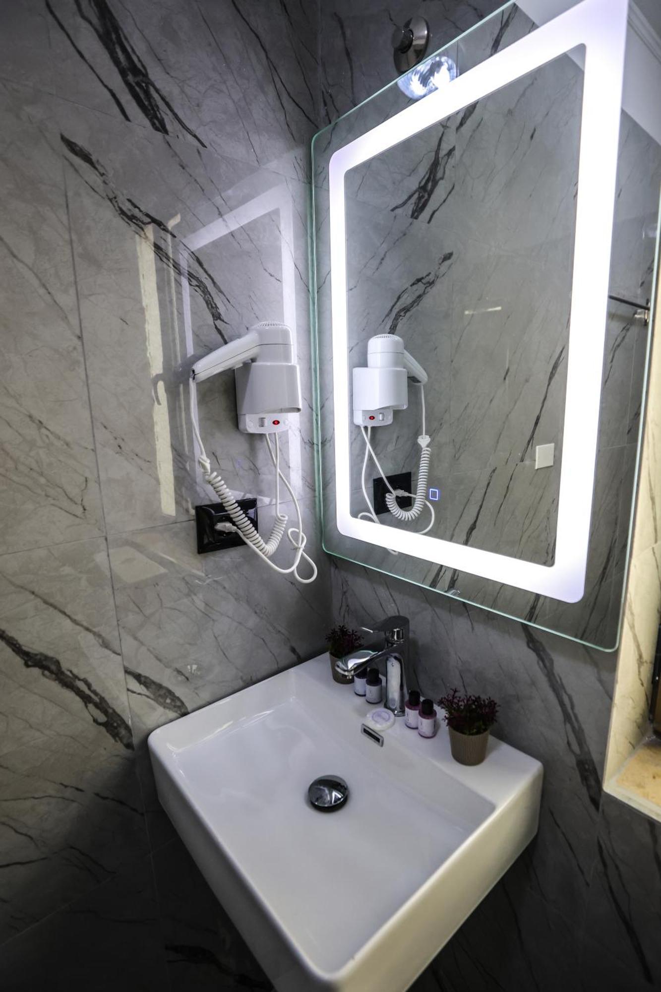 Vila Alizee Hotel 티라나 외부 사진
