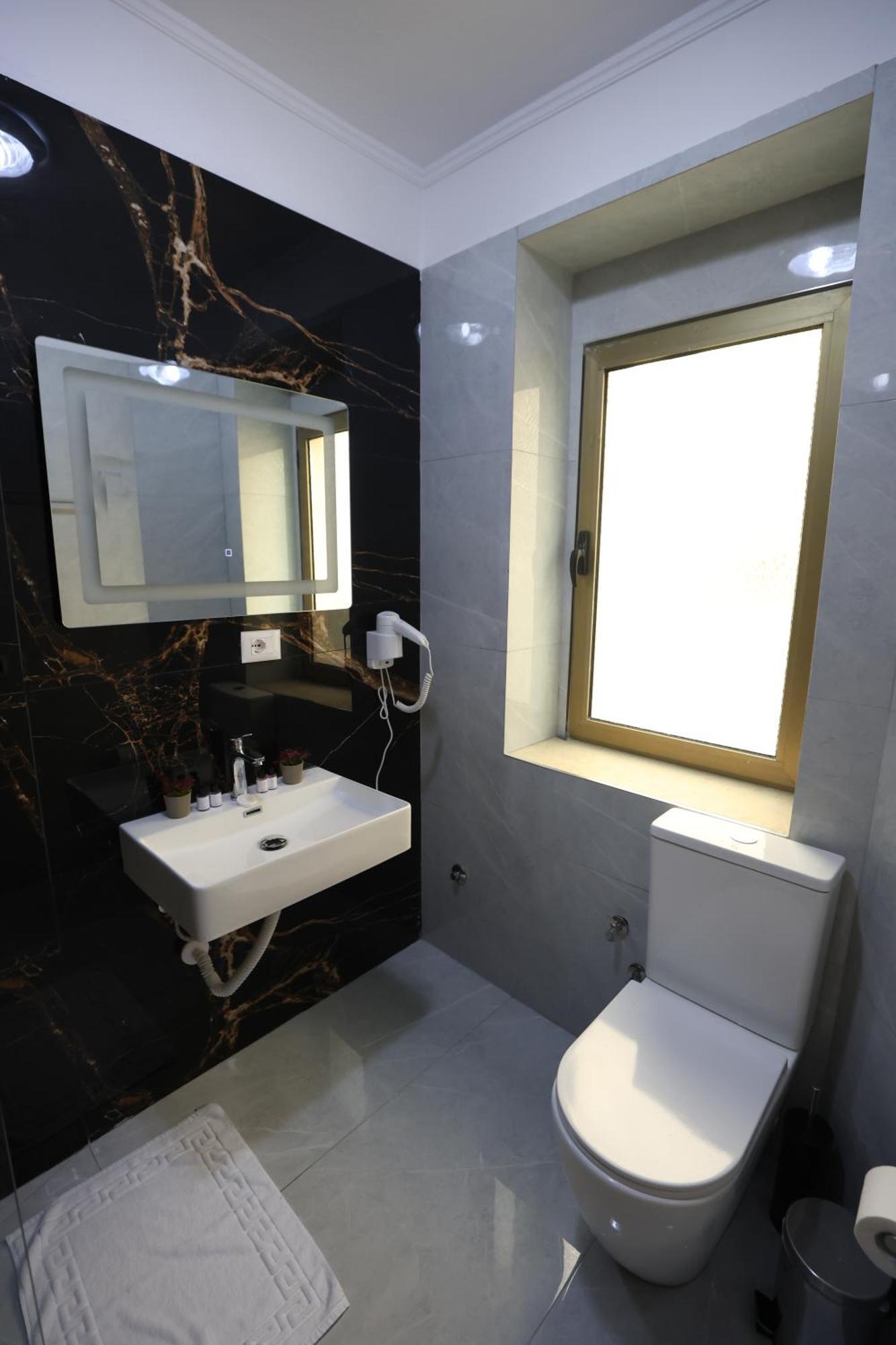 Vila Alizee Hotel 티라나 외부 사진