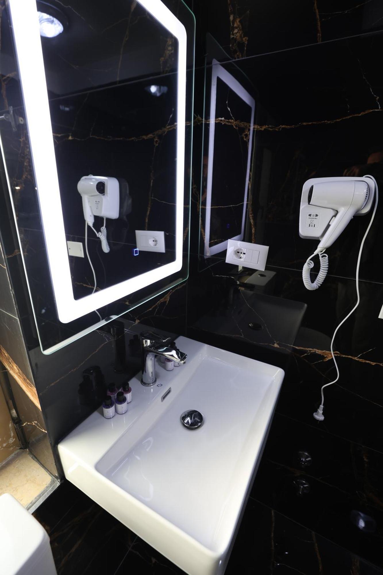 Vila Alizee Hotel 티라나 외부 사진
